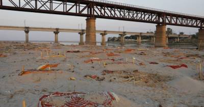 В Индии власти подтвердили факт сброса тел жертв COVID-19 в реку Ганг