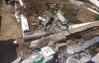 Проехались танками: оккупанты полностью разнесли кладбище на Луганщине
