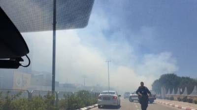 Видео: пожар около магазина IKEA из-за ракеты из Газы
