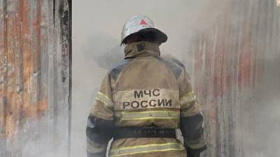Десятки спасателей пытаются потушить горящий склад и дома под Ульяновском
