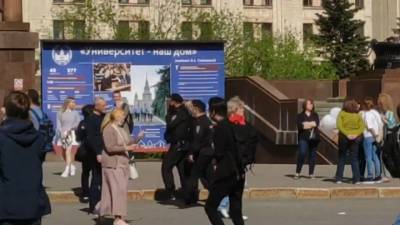 Участники протестной акции задержаны около МГУ