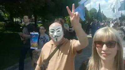 В Днепре сотни людей без масок устроили митинг против вакцинации и карантина