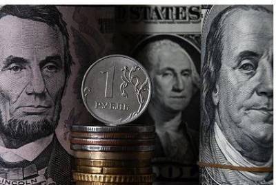 Финансист дал советы россиянам по заработку на падении курса рубля