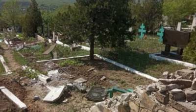Оккупанты раскатали танками кладбище на Луганщине