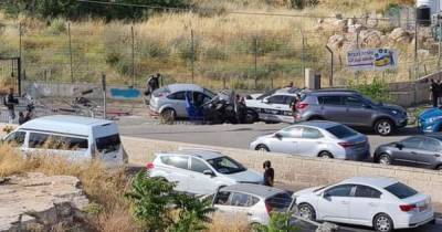 В Иерусалиме автомобиль въехал в толпу людей, пострадали полицейские (видео)