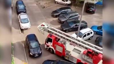 Видео из Сети. Столичные пожарные не сразу смогли проехать к горевшему дому