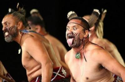 Боевой ритуальный танец исполнил в парламенте злой депутат-абориген. ВИДЕО