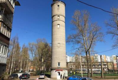 Пользователей Сети удивило открытие мини-маркета в здании водонапорной башни в Ленсоветском