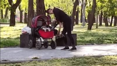 Выглядела неадекватной: в Одессе прохожих шокировало поведение женщины с младенцем – видео