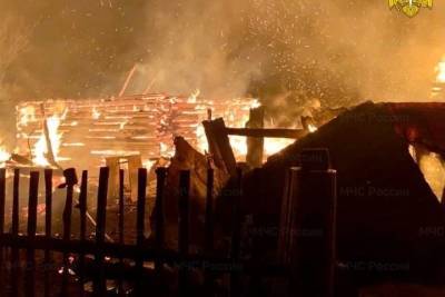 В Вяземском районе ночью сгорели два сарая, две бани и чуть не сгорел жилой дом