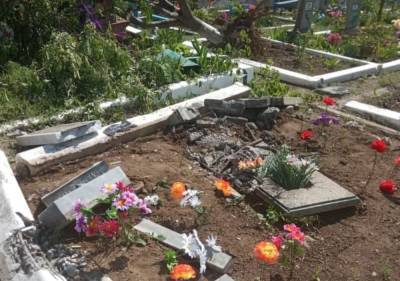 На танке по могилам: боевики в ОРЛО разгромили кладбище