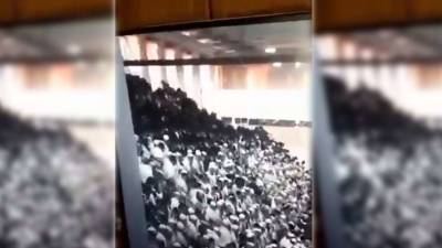 Трибуна с сотнями людей обрушилась в синагоге в Израиле (видео)