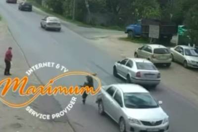 "Нарочно прыгнул?": под Киевом пешеход внезапно бросился под колеса авто и попал на видео