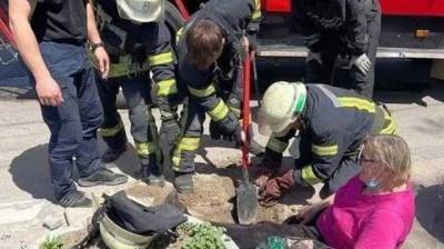 В Запорожье пенсионерка провалилась под плитку возле областной больницы