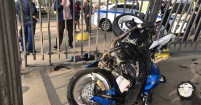 В Москве мотоцикл столкнулся с такси и перелетел через забор