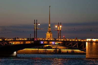 Дворцовый мост засиял золотыми красками в честь победы «Зенита»