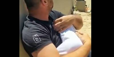 Мужчина с младенцем на руках прятался от обстрелов ХАМАСа за забором на трассе – новости Израиля - ТЕЛЕГРАФ