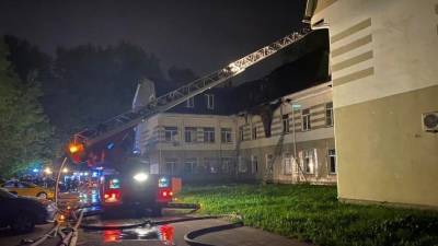 Крыша бизнес-центра обрушилась во время пожара на западе Москвы — видео
