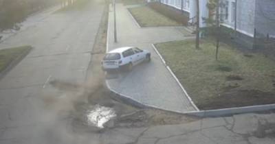 Авто на скорости въехало в здание администрации Комсомольска-на-Амуре