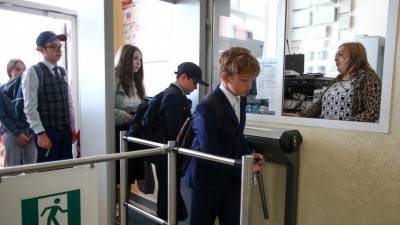 Ученики школы в Казани, в которой произошла стрельба, возвращаются к учебе