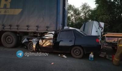 В Башкирии водитель легковушки влетел в стоящий посреди дороги грузовик