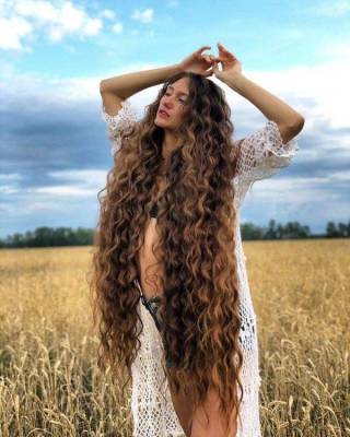 Рапунцель из Барнаула: Татьяна Гордикова 9 лет не стригла волосы и прославилась в Instagram (15 фото)