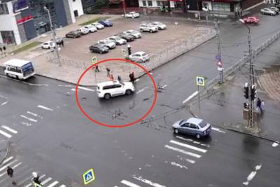 Белый внедорожник едва не сбил пешеходов в Петрозаводске