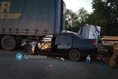 Иномарка протаранила фуру в Башкирии: один человек погиб, еще один пострадал