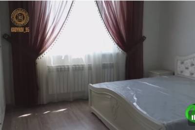 Кадыров показал подаренные малоимущим в Чечне дома с мебелью