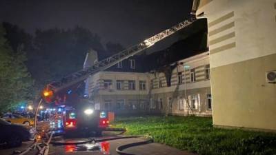 Крыша бизнес-центра обрушилась во время пожара в Москве — видео