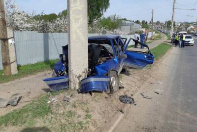 В Чебоксарах уснувший водитель легковушки врезался в столб