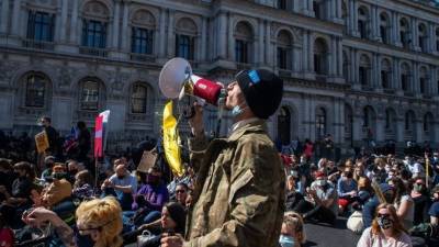 Британцы устроили протесты из-за необходимости выпить по 70 литров пива для спасения пабов