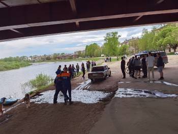 Принявший крещение водами реки Вологды ВАЗ благополучно вытянули на берег