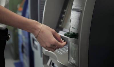 Банки разрешат снимать деньги с чужих карт