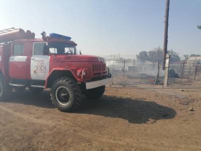 В Астраханской области огнеборцы почти два часа тушили загоревшиеся хозпостройки
