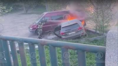 Автомобиль протаранил автобус и загорелся в Петербурге