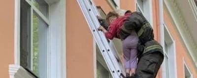 В Омске спасатели сняли с окна третьего этажа 6-летнюю девочку