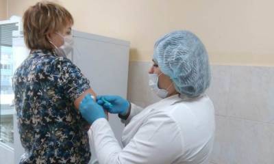 Россиян призвали скорее прививаться до начала третьей волны коронавируса