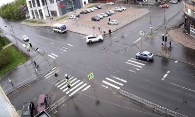 Внедорожник чуть не сбил пешеходов на перекрестке в Петрозаводске