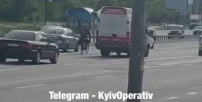 «Одинокий странник»: в Киеве велосипедист отметился необычным нарушением ПДД (ВИДЕО)