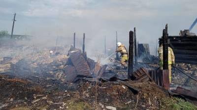 Надворные постройки загорелись на площади 1 тыс. кв. м на Урале