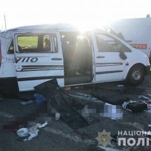 В Запорожской области пьяный водитель «Лады» врезался в микроавтобус: одна женщина погибла, еще шесть человек пострадали. Фото