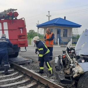 В Запорожской области автомобиль перевернулся на железнодорожном переезде и перекрыл движение. Фото