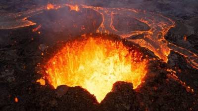 Видео: вулкан красочно извергается неподалеку от столицы Исландии