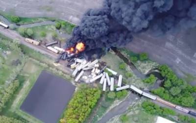 В США сошел с рельсов поезд, перевозивший опасные химикаты: вспыхнул пожар