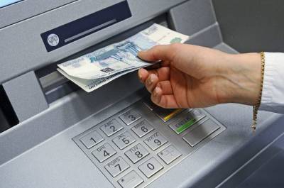 Банки разрешат снимать наличные в банкомате по чужой карте