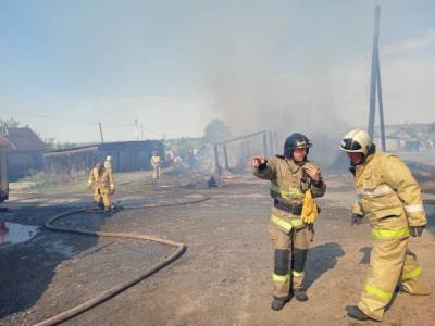 На Среднем Урале тушат крупный пожар на площади в тысячу "квадратов"