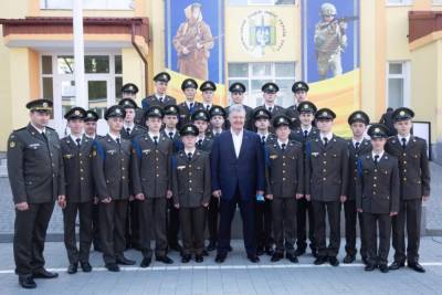 Вы обеспечиваете необратимость движения Украины в НАТО: Порошенко провел встречу с выпускниками Львовского лицея имени Героев Крут