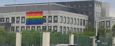 В Нур-Султане снова принялись обсуждать флаг ЛГБТ над посольством США
