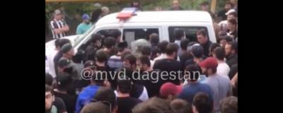 Толпа в Дагестане пыталась отбить местного жителя, сбившего инспектора ДПС - runews24.ru - респ. Дагестан - район Ботлихский